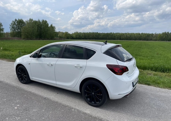 Opel Astra cena 33600 przebieg: 165000, rok produkcji 2013 z Puławy małe 781